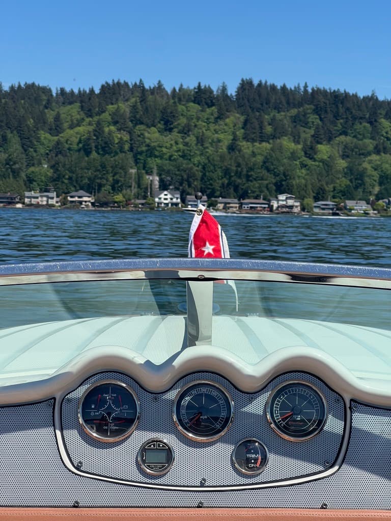 A Chris-Craft Speedster flying the LSYC burgee on Lake Sammamish